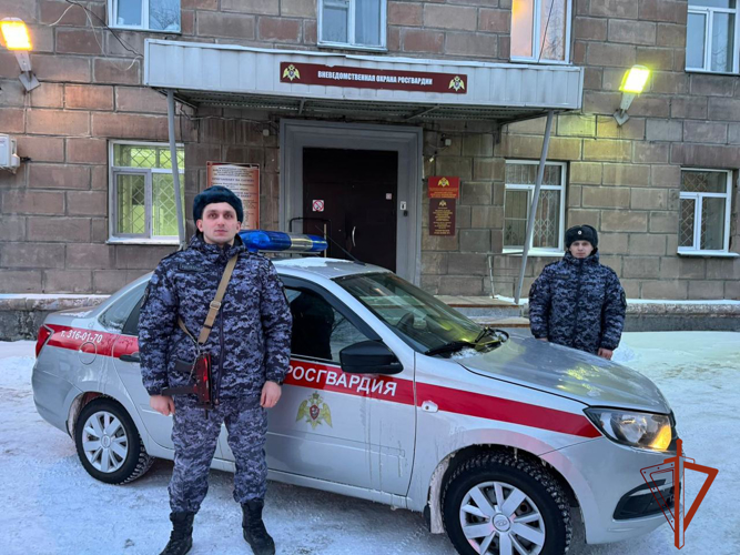 Росгвардейцы пришли на помощь замерзавшему на улице новосибирцу