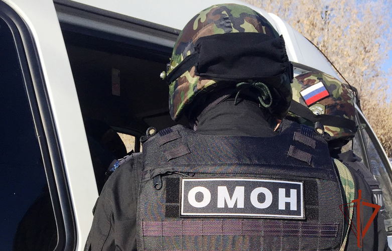 В Новосибирске при содействии ОМОН Росгвардии задержан подозреваемый в незаконном обороте оружия