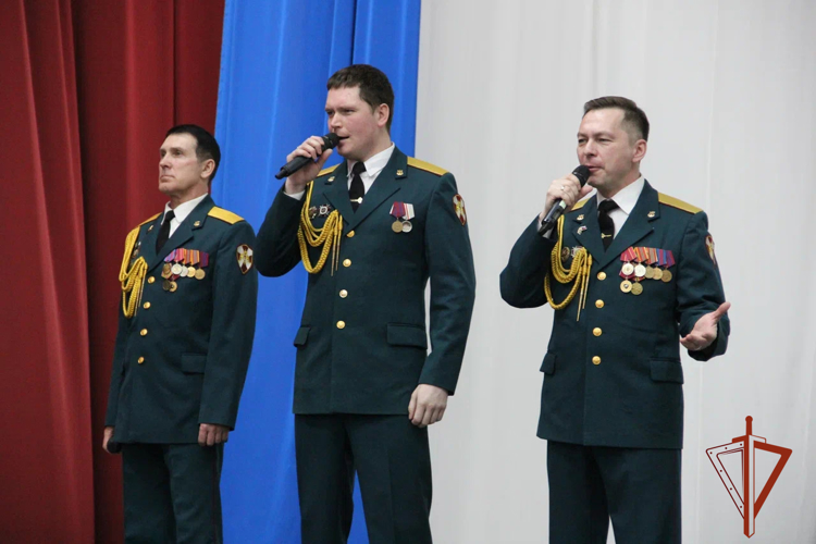 Ансамбль песни и пляски Сибирского округа Росгвардии выступил для медперсонала Новосибирской областной больницы
