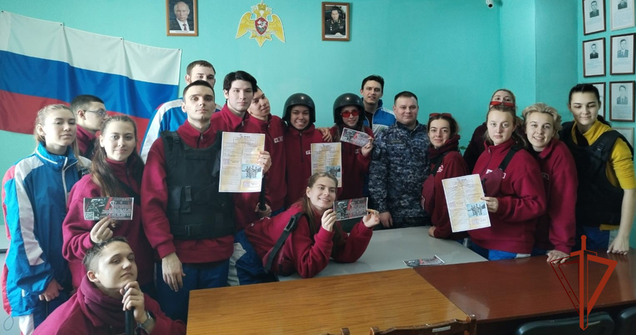 Сотрудники Росгвардии познакомили представителей волонтерского движения со своей службой