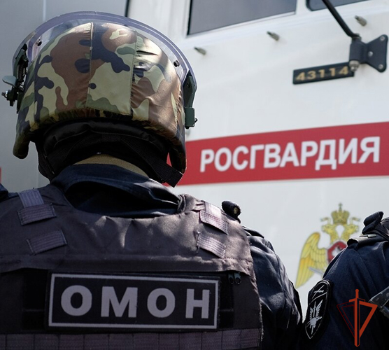 В Новосибирске ОМОН Росгвардии оказал содействие полиции в задержании подозреваемых в похищении человека (видео)