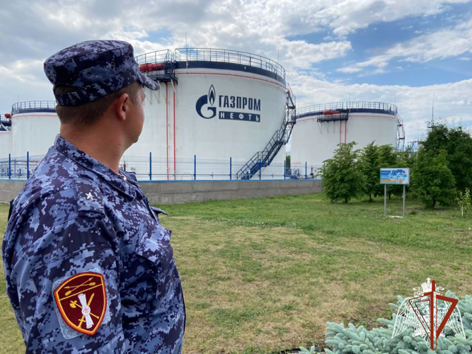 Сотрудники подразделений государственного контроля и лицензионно-разрешительной работы Росгвардии отмечают профессиональный праздник