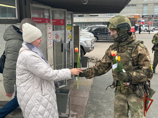 Курсанты Новосибирского военного института Росгвардии поздравили женщин Новосибирска с 8 марта