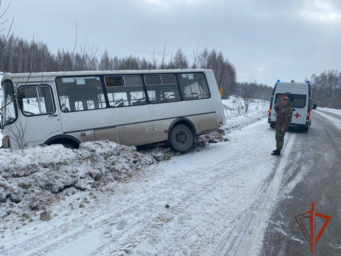 Военнослужащий Росгвардии оказал доврачебную помощь водителю маршрутного автобуса в Новосибирске