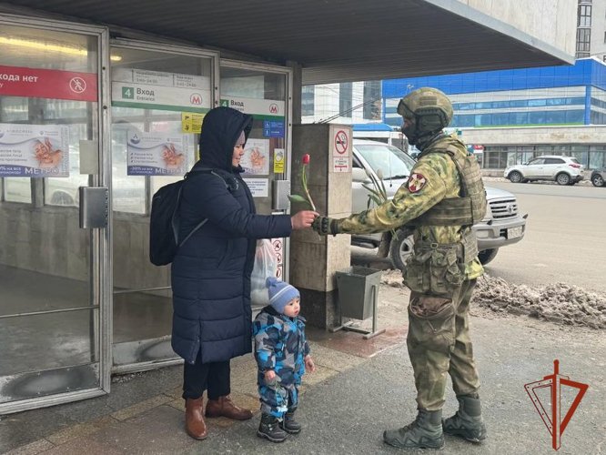 Курсанты Новосибирского военного института Росгвардии поздравили женщин Новосибирска с 8 марта