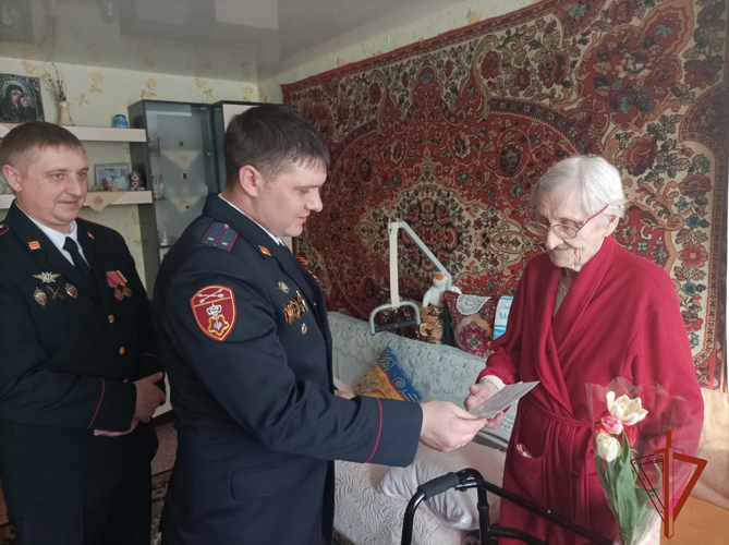 В Новосибирской области сотрудники и военнослужащие Росгвардии поздравили женщин с наступающим праздником 8 марта