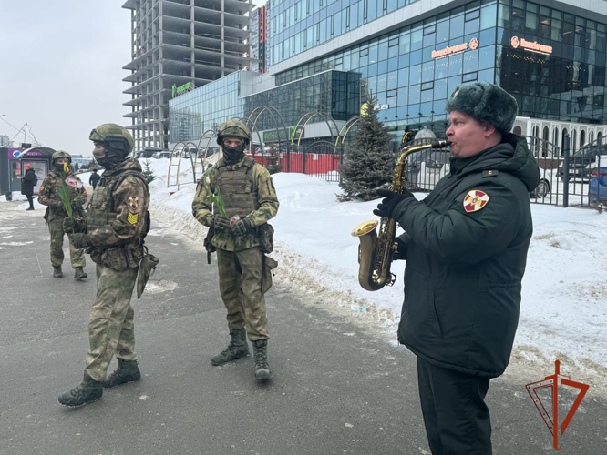 Курсанты Новосибирского военного института Росгвардии поздравили женщин Новосибирска с 8 марта