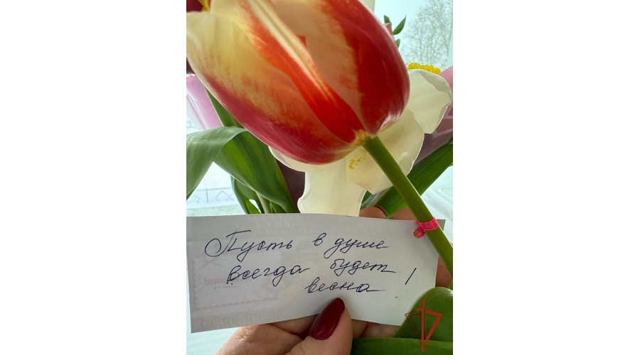 Курсанты Новосибирского военного института Росгвардии поздравили женщин Новосибирска с 8 марта