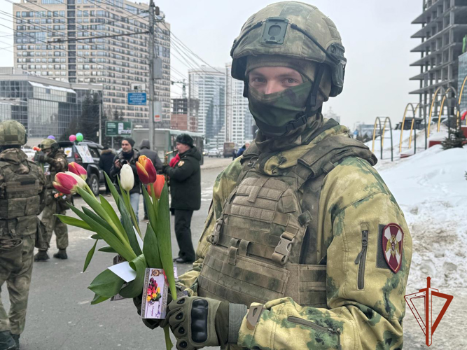 Курсанты Новосибирского военного института Росгвардии поздравили женщин Новосибирска с 8 марта