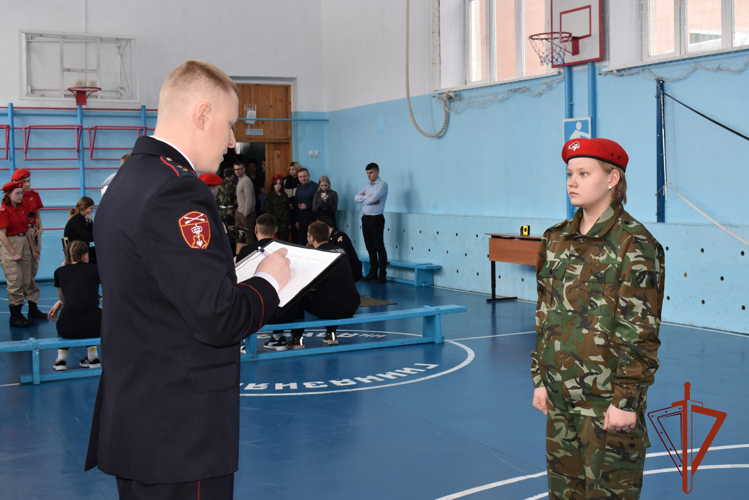 В Новосибирской области сотрудники и военнослужащие Росгвардии поздравили женщин с наступающим праздником 8 марта