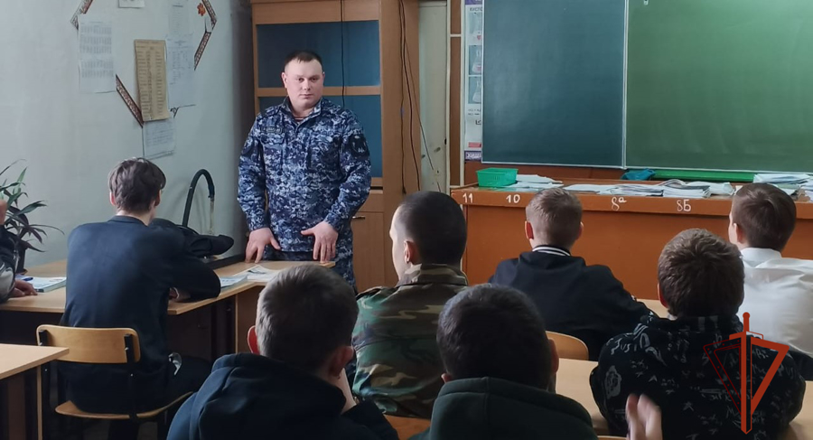 В рамках профориентирования сотрудники вневедомственной охраны Росгвардии провели встречи со школьниками и студентами 