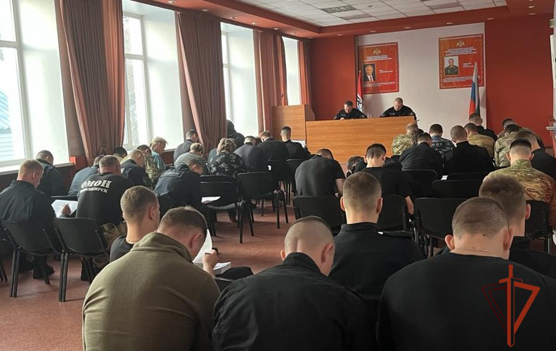 В Новосибирске сотрудники и военнослужащие Росгвардии написали патриотический диктант 