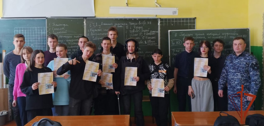 В рамках профориентирования сотрудники вневедомственной охраны Росгвардии провели встречи со школьниками и студентами