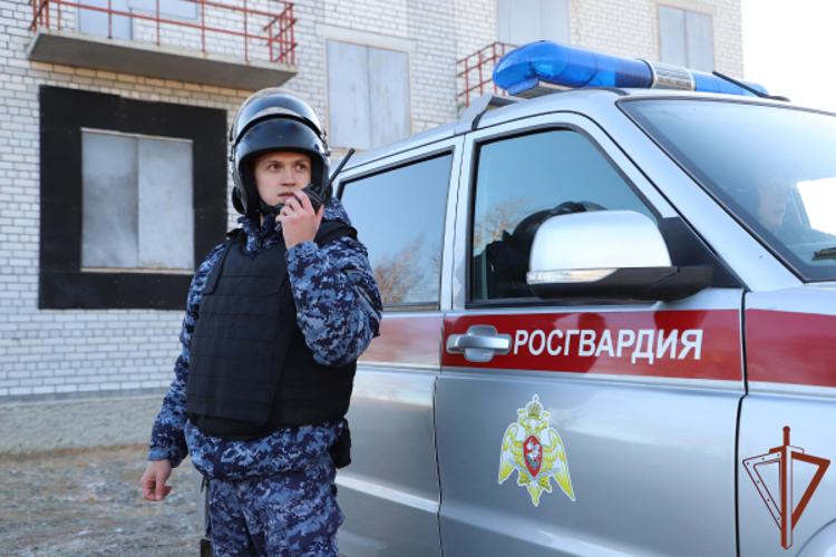 В Новосибирске сотрудниками Росгвардии по горячим следам задержана подозреваемая в тяжком преступлении