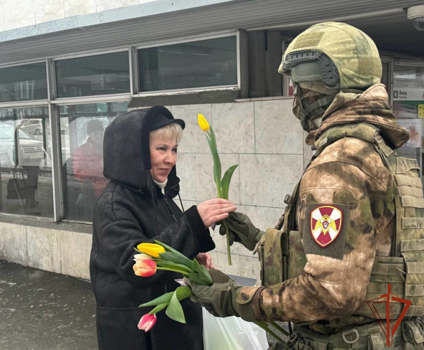 Курсанты Новосибирского военного института Росгвардии поздравили женщин Новосибирска с 8 марта
