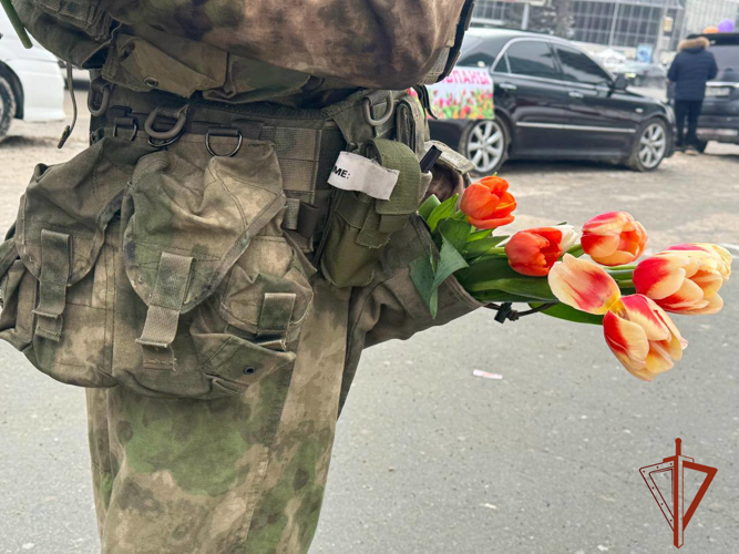Курсанты Новосибирского военного института Росгвардии поздравили женщин Новосибирска с 8 марта