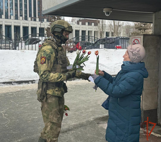 Курсанты Новосибирского военного института Росгвардии поздравили женщин Новосибирска с 8 марта