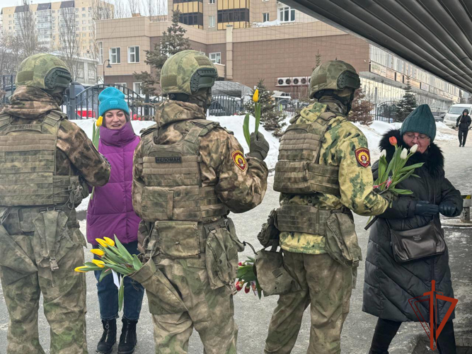 Курсанты Новосибирского военного института Росгвардии поздравили женщин Новосибирска с 8 марта