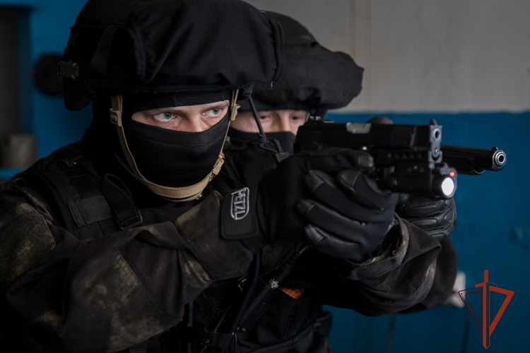 Офицеры Новосибирского СОБР Росгвардии задержали подозреваемых в незаконном потреблении электроэнергии для майнинга криптовалюты