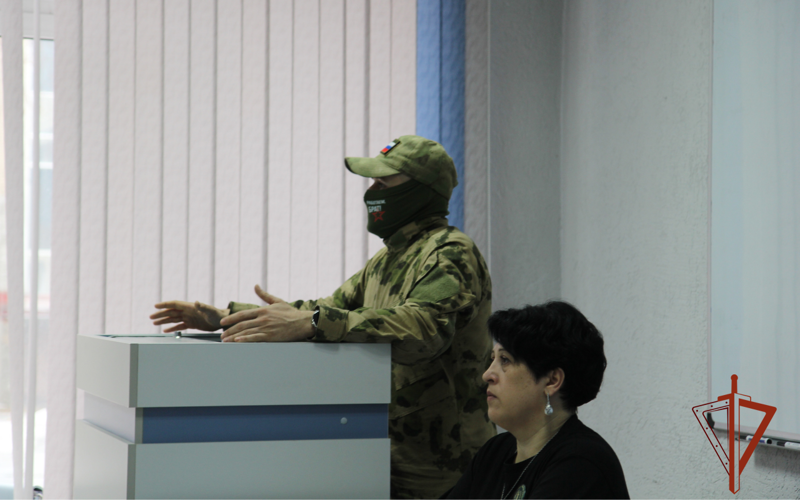 В Новосибирске офицер Росгвардии провёл встречу со студентами в рамках акции «Разговоры о важном»
