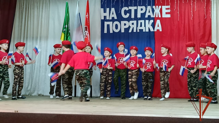 В Черепаново сотрудники вневедомственной охраны поздравили новобранцев движения «Юнармия»