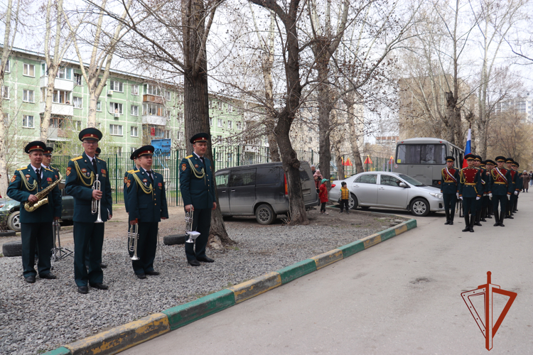 Курсанты Новосибирского военного института Росгвардии поздравили персональным парадом ветерана Великой Отечественной войны