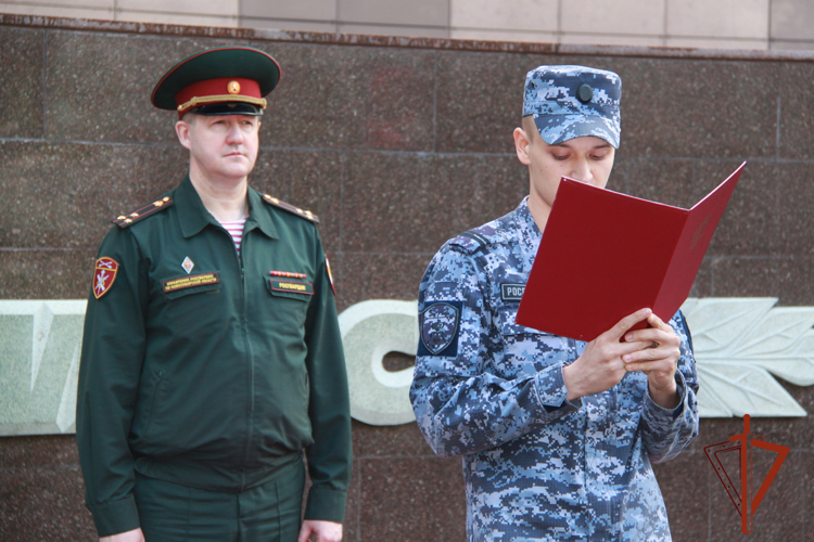 Сотрудники вневедомственной охраны Росгвардии приняли присягу в Новосибирске