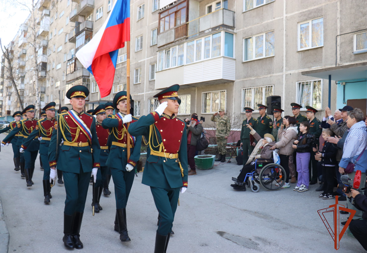Курсанты Новосибирского военного института Росгвардии поздравили персональным парадом ветерана Великой Отечественной войны