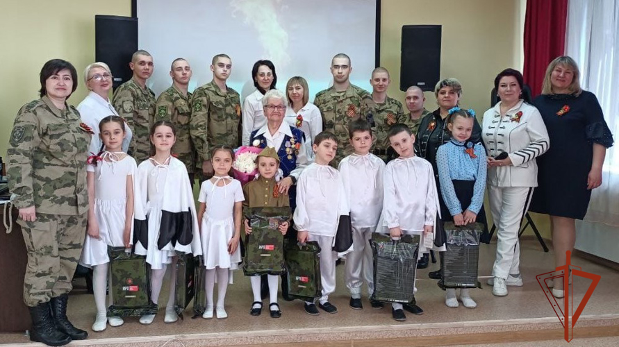 В канун Дня Победы в воинской части Росгвардии прошла встреча с ветераном, чье детство выпало на годы войны