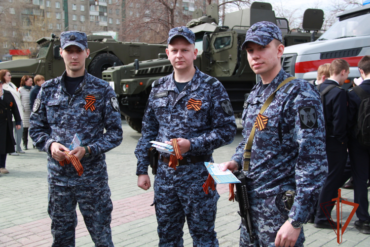 В Новосибирске военнослужащие и сотрудники Росгвардии приняли участие в праздничных мероприятиях ко Дню Победы 