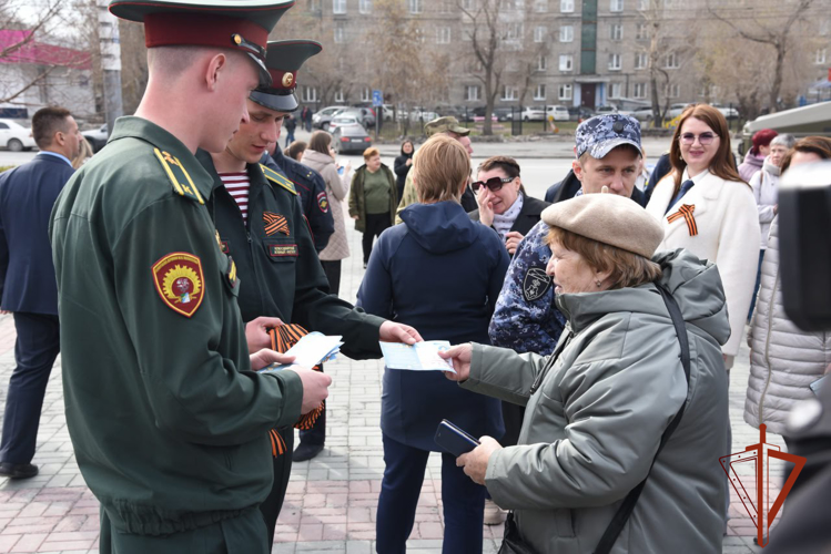 В Новосибирске военнослужащие и сотрудники Росгвардии приняли участие в праздничных мероприятиях ко Дню Победы 