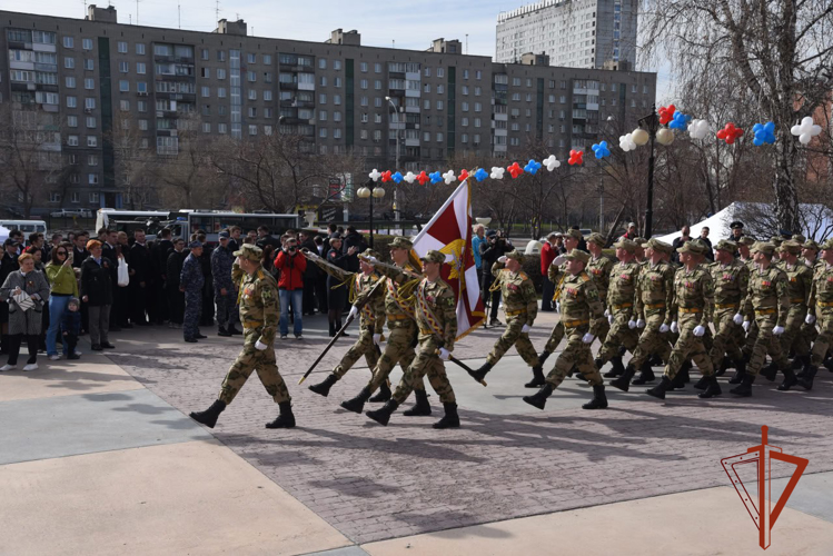 В Новосибирске военнослужащие и сотрудники Росгвардии приняли участие в праздничных мероприятиях ко Дню Победы 