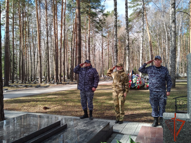 Рогсвардейцы привели в порядок места захоронения участников Великой Отечественной войны в Новосибирске