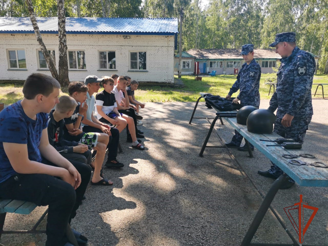 В Куйбышевском районе сотрудники вневедомственной охраны провели мероприятие для отдыхающих в детском лагере