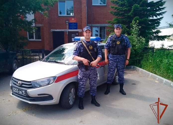 Сотрудники вневедомственной охраны Росгвардии оказали помощь мужчине, получившему травму