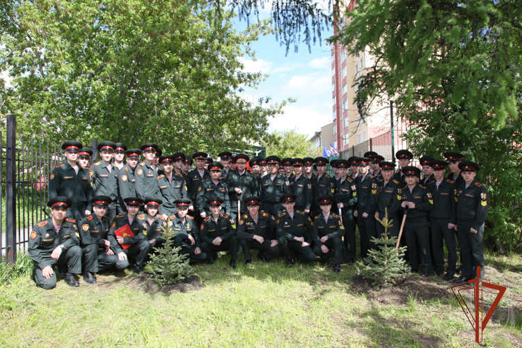 Выпускники Новосибирского военного института Росгвардии высадили молодые деревья в память о курсантских годах