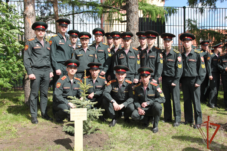 Выпускники Новосибирского военного института Росгвардии высадили молодые деревья в память о курсантских годах
