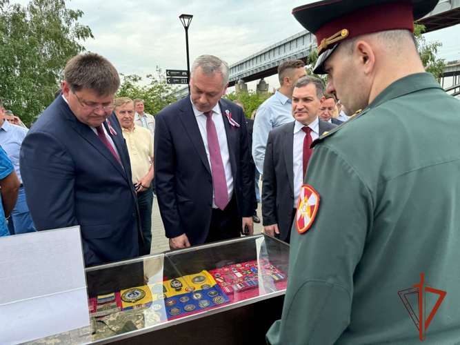 В Новосибирске сотрудники и военнослужащие Росгвардии приняли участие в мероприятиях, посвященных Дню России
