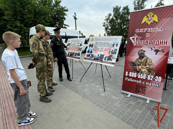 В Новосибирске сотрудники и военнослужащие Росгвардии приняли участие в мероприятиях, посвященных Дню России