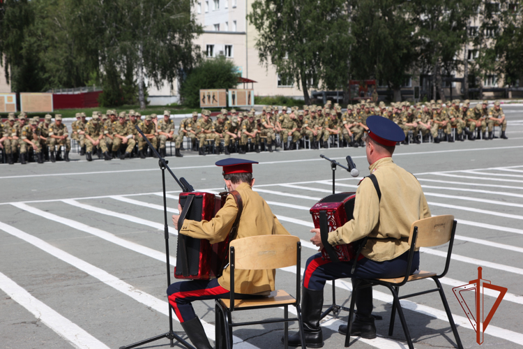 Гармонисты Маланинского фестиваля выступили для абитуриентов и курсантов Новосибирского военного института Росгвардии