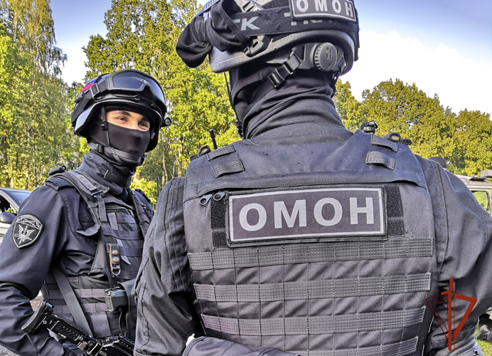 В Новосибирске сотрудники ОМОН Росгвардии задержали с поличным подозреваемых в серии краж имущества из гаражей 