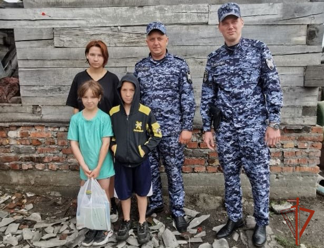 В Новосибирской области сотрудники Росгвардии помогли подготовить к школе детей из многодетной семьи 