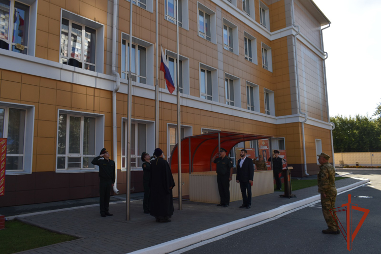В Новосибирске военнослужащие Росгвардии провели торжественные мероприятия в честь празднования Дня Государственного флага Российской Федерации