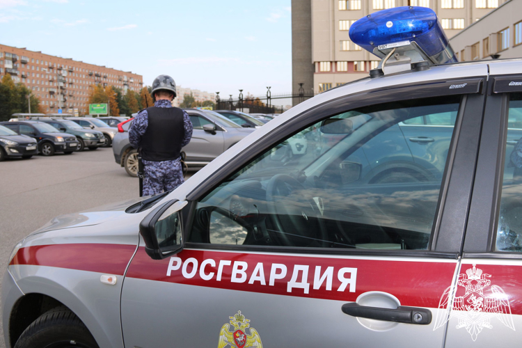 В Новосибирске сотрудники Росгвардии задержли подозреваемого в грабеже