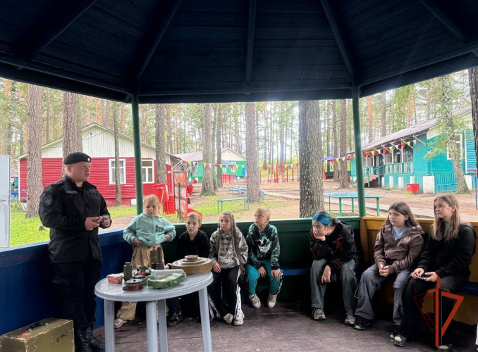 В Новосибирской области дети из загородного лагеря приняли участие во всероссийской акции «Каникулы с Росгвардией»