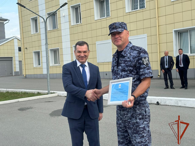 Мэрия Новосибирска передала приборы ночного видения для бойцов Росгвардии в зону СВО