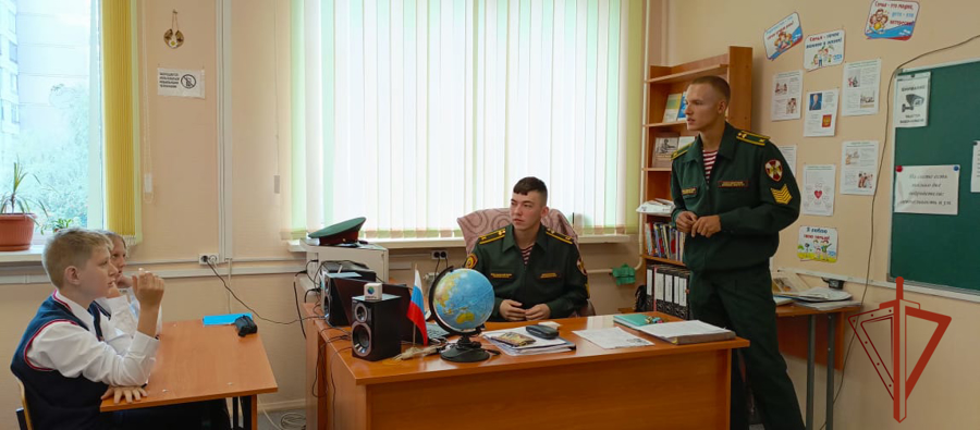 Курсанты Новосибирского военного института Росгвардии провели для школьников уроки  по противодействию терроризму