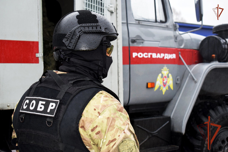 В Новосибирске бойцы СОБР Росгвардии задержали подозреваемого в умышленном причинении тяжкого вреда здоровью