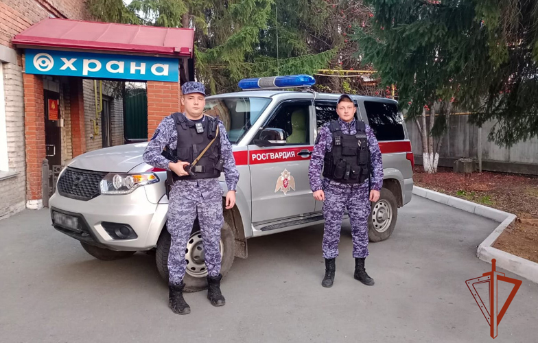 В Новосибирске патруль Росгвардии оказал помощь пострадавшему в дорожно-транспортном происшествии