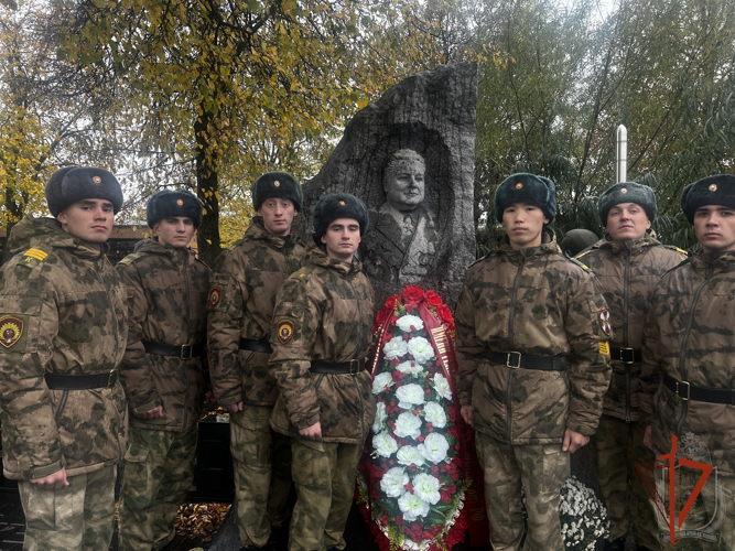Курсанты Новосибирского военного института отдали воинские почести месту захоронения командующего внутренними войсками МВД СССР генерала армии И.К.Яковлева